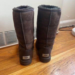 Chocolate Tall Ugg boots. Barely used. Size 6. Great condition
